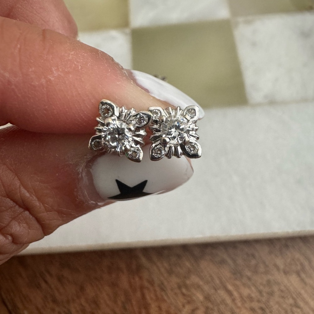 Elegant 18K Solid White Gold Stud Earrings